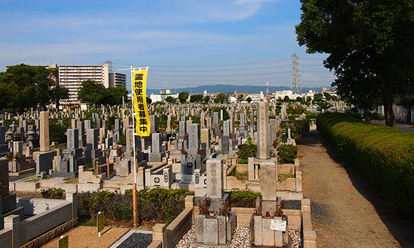大阪市平野区にある瓜破霊園の墓地風景