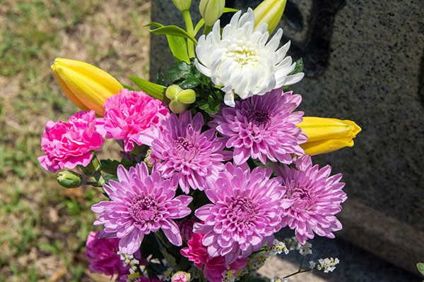 お墓参りで供えるお花の写真
