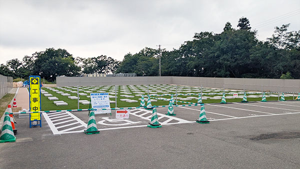 目の前の駐車場には15台程度の車を停めることができます。
